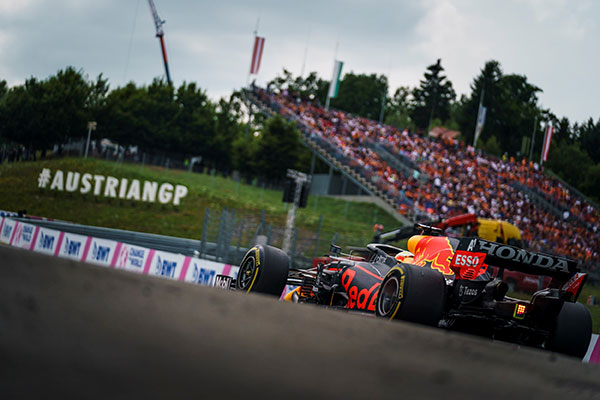 Blick auf ein Formel1-Auto und auf die zuschauende Menschenmenge.